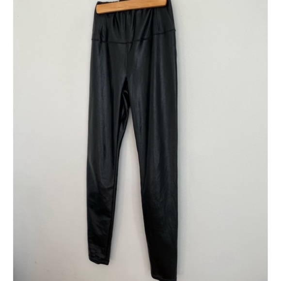 Wilfred • Aritzia • Daria Faux Leather Leggings in Black - Picture 4 of 7